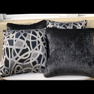 Accents - 4 Pillows New Without Tag Accents - 4 Pillows New Without Tag